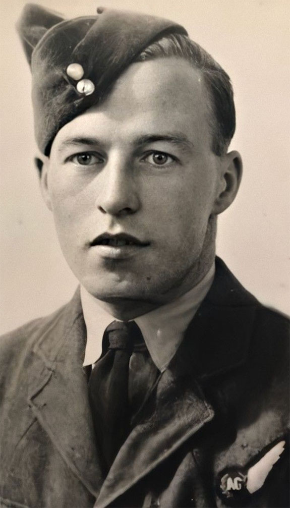 OWChronicles's tweet photo. An extraordinary story about air gunner Edward Cornelius Martin Swart, a British man with Dutch roots, with a fatal ending in Germany. He is buried at Overloon War Cemetery.

https://t.co/MpzBKY6mIV

#Overloon #overloonwarchronicles #airgunner #WW2 https://t.co/DoRbUQqpey