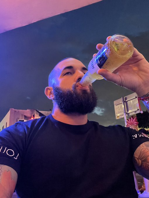 last night in one pic lol https://t.co/6rJCqlxE8N<a href="/tag/mykonos"class="tags"><span>#mykonos</span></a>