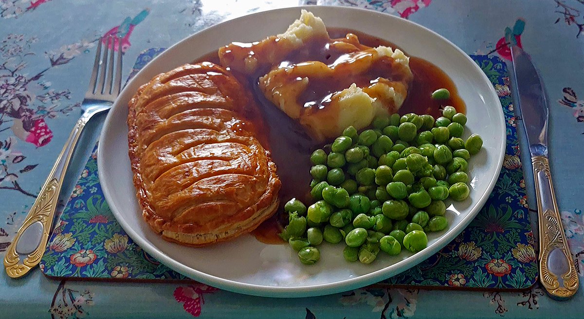Tonight it was: Ginsters steak slice with mash, peas and gravy.
