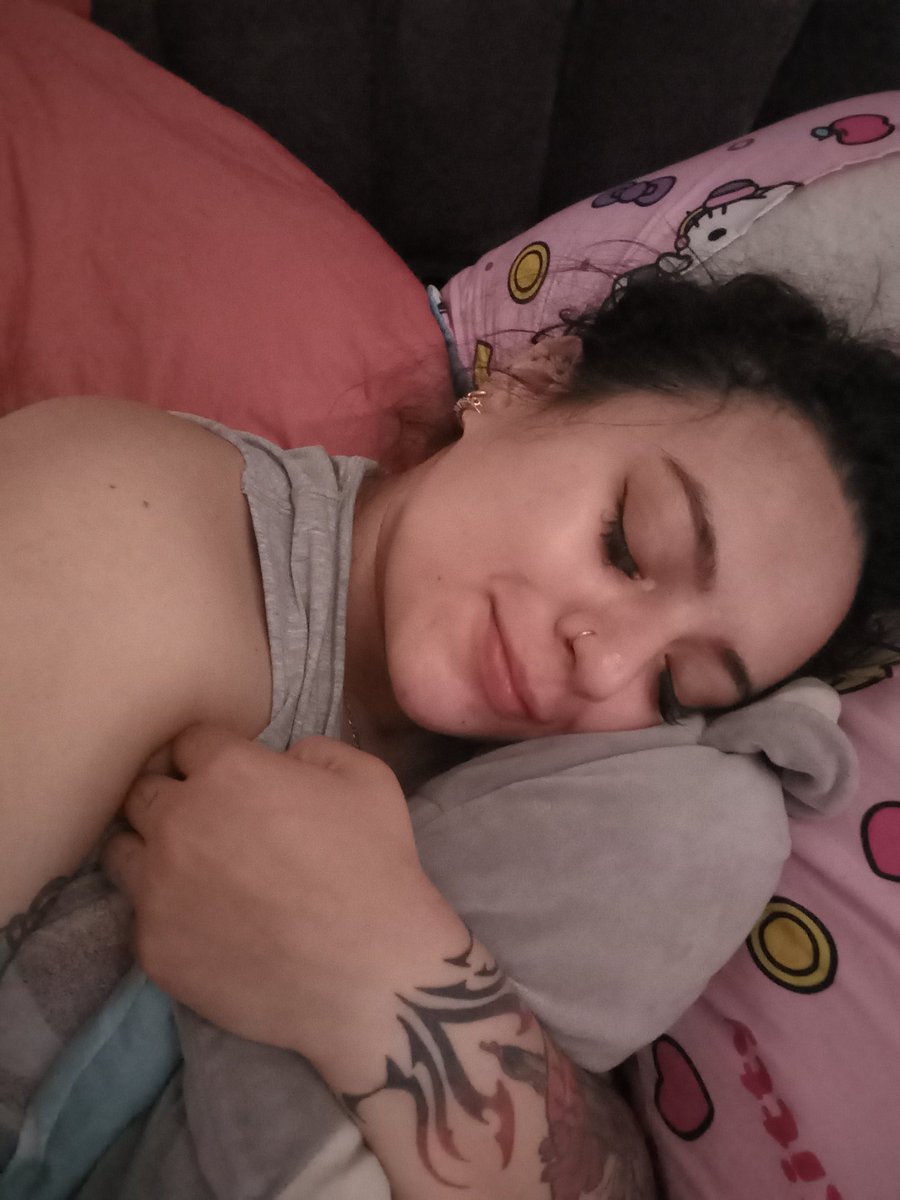 QuallyRabbit's tweet photo. Yo bien dormidita después de malacopear bien recio, cagarle el palo a mis compas, decirle a mi ligue "cámara perro ahí nos vemos", estar bailando más con mi amigo que con ese wey, acabarme los cigarros, robarme los ceniceros del bar, y sangrarle unos tacos saliendo a mi amix: https://t.co/xvmOq976dV