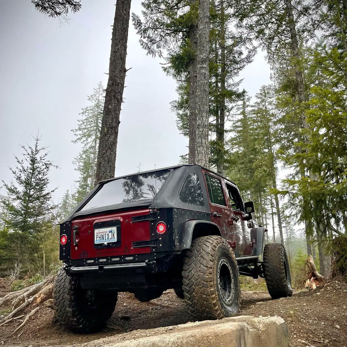 Nice foggy morning 😎 
northridge4x4.com 
------------------------------------
📸 @harsh_customs 
#northridge4x4 #nr4x4 #northridgenation #coffeeneeded #jeep #jeepwrangler #jeepjk #1tonjeeps #oristruts #nittotires #pnw #tahuya #phoenixjk #offroad #wrangler