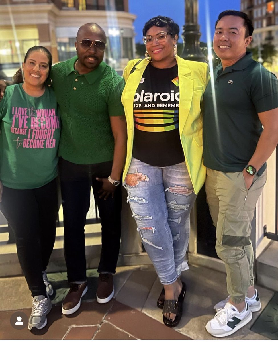 MrsCFButler's tweet image. Last night we celebrated Year 1 #APIP It’s been a learning curve, but we’re all up for the course!  Officially today, Dr. @teach2dfuture ❤️❤️❤️Letz go! Looking forward to our June toast!🥂#APLife Grateful to @OPLLpgcps for bringing us together. Thank U @vickermcclain #Bundtcakes