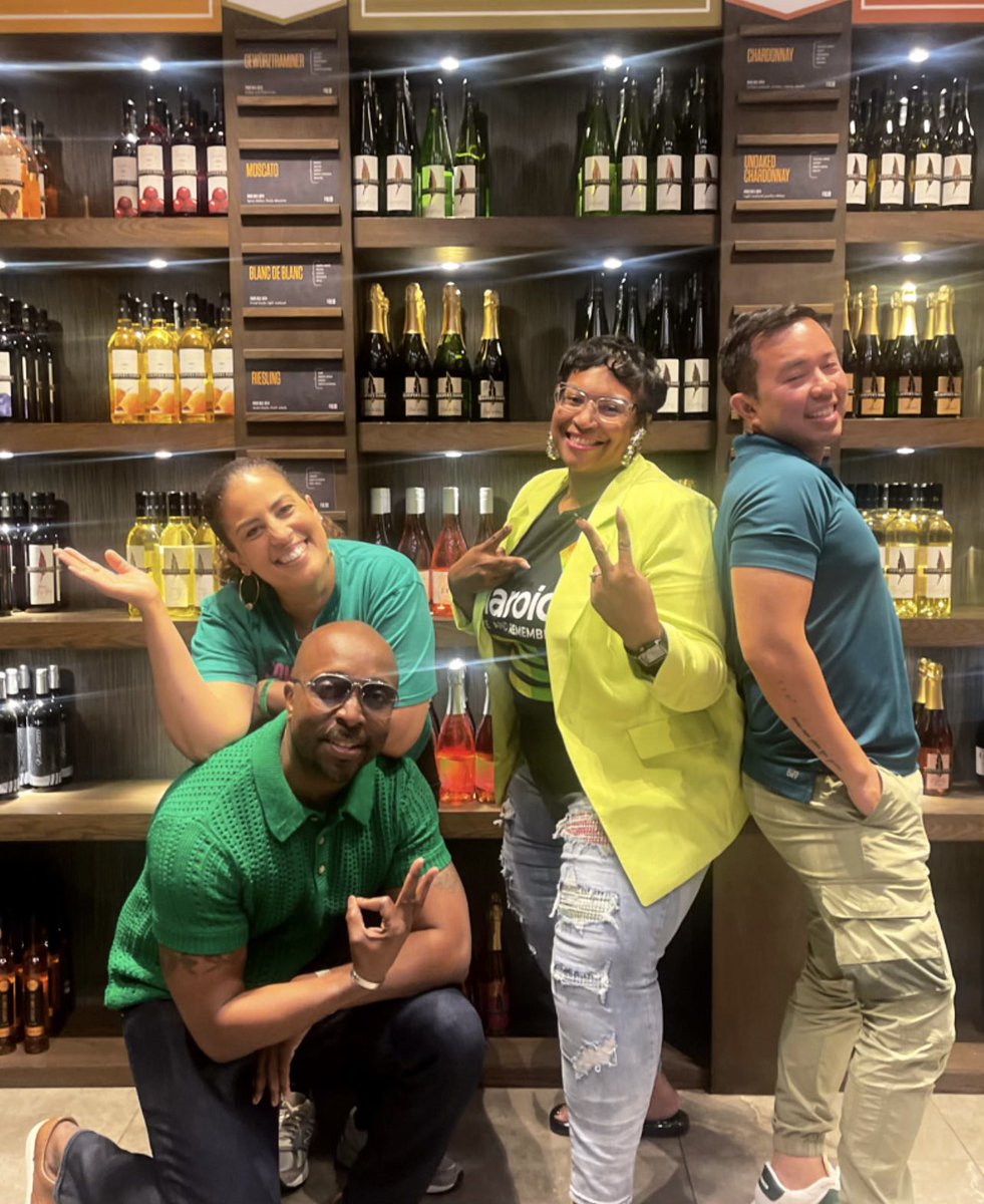 MrsCFButler's tweet image. Last night we celebrated Year 1 #APIP It’s been a learning curve, but we’re all up for the course!  Officially today, Dr. @teach2dfuture ❤️❤️❤️Letz go! Looking forward to our June toast!🥂#APLife Grateful to @OPLLpgcps for bringing us together. Thank U @vickermcclain #Bundtcakes