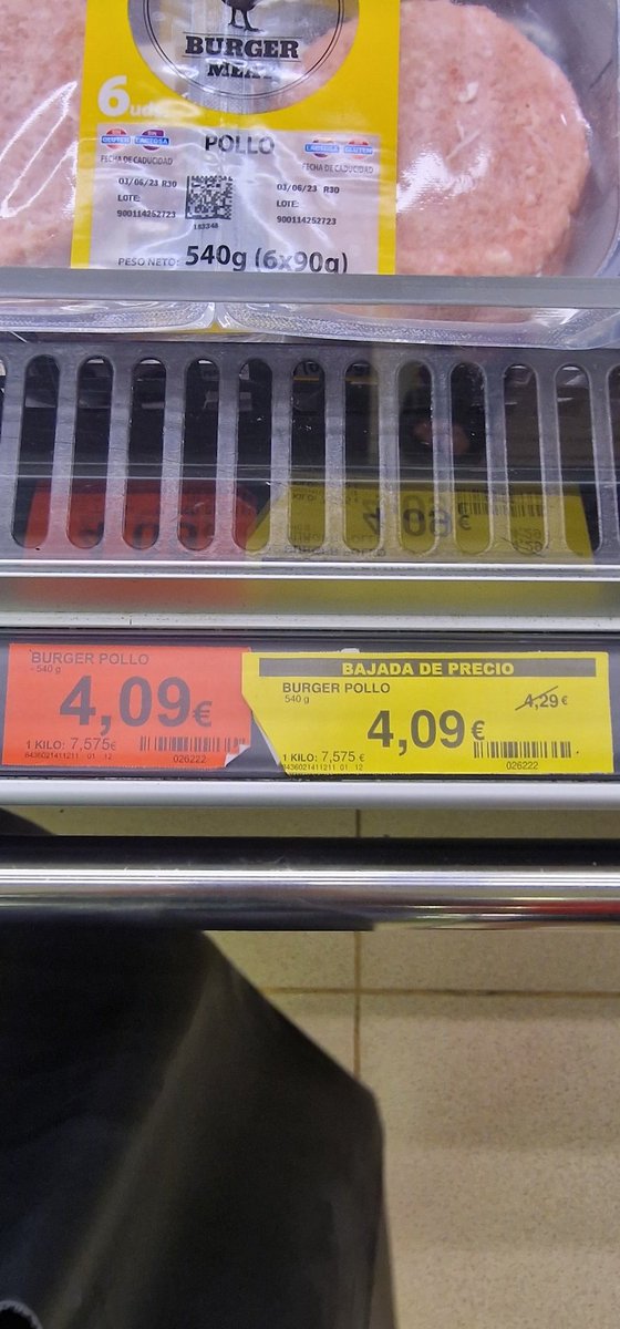 Mercadona sigue haciendo súper ofertones, precio inicial rojo 4,09 .... bajada de precio encima 4,09 quién dijo que no hay rebajas????