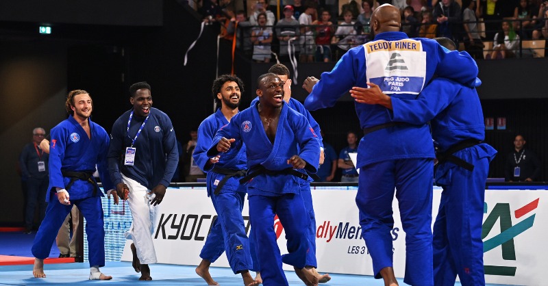 PSG_Judo's tweet photo. Au terme d’une journée maîtrisée de bout en bout, l’équipe masculine du @PSG_Judo emmenée par @teddyriner est à nouveau championne de France seniors par équipes, ce samedi, à l’Espace Mayenne de Laval 🔴🔵 #allezparis #icicestparis #parissaintgermain
