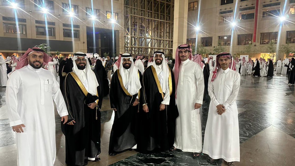 Naif_A199's tweet photo. 2023.5.25
الحمدلله الذي ما انتهى درب ولا ختم جهد ولا تم سعي الا بفضله
تخرجت من كلية الطب بمرتبة الشرف الثانية 🎓❤️❤️
@kKhalid_A199 ❤️❤️
#MED438Graduation
#طب62 https://t.co/TwgKkWickj