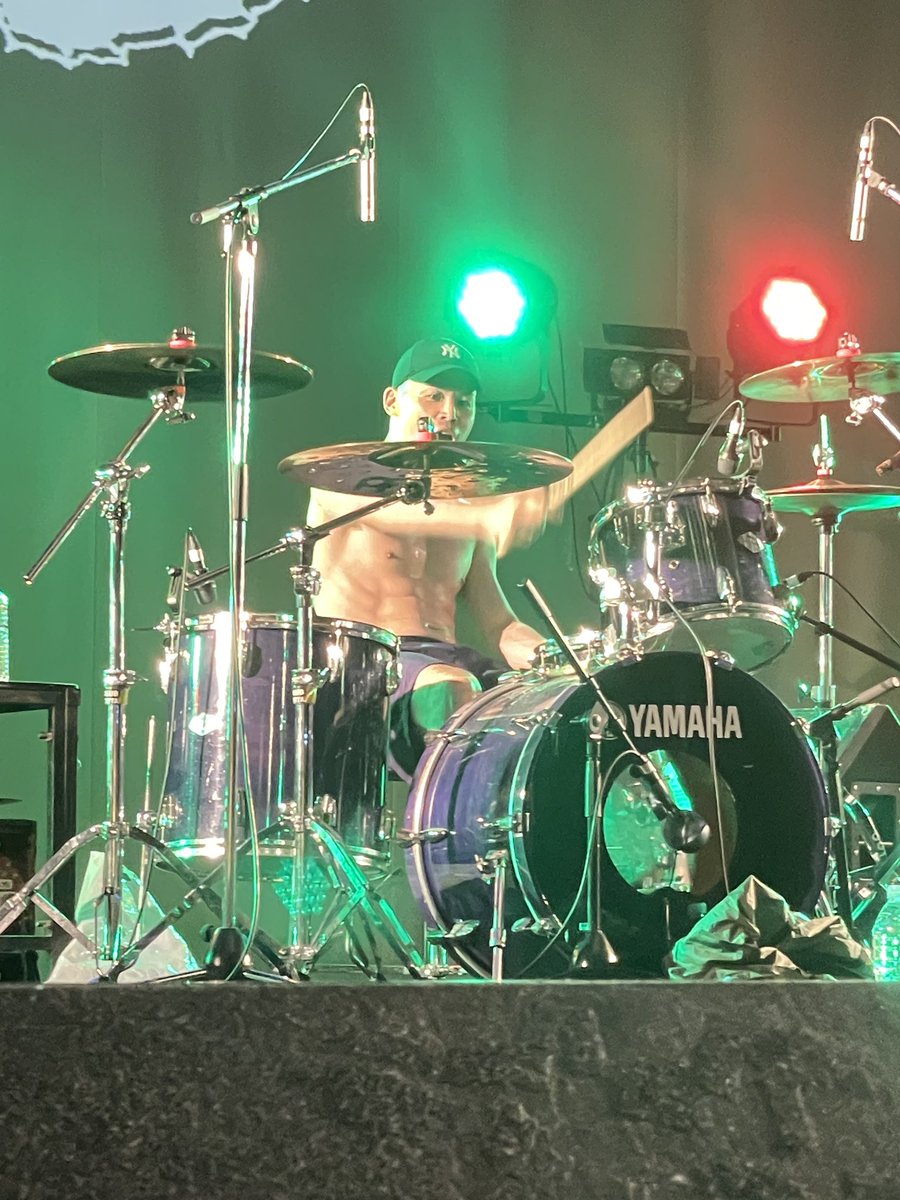 bufferlynch's tweet photo. #BloodaxeFes 行って来た。
推しのCITTA公演は、これまで必ず観て来たので、先週初めて観たばっかのOtus、行くしかないかなと、頑張って行って良かったデス!(多分アポカリぶり)
最終的に買ったモノが、Otus-Tとananと駅弁っていうね。。ꉂꉂ(゚∀゚)ʬʬ
全バンドのベースとOtusのドラムが優勝!!✨ https://t.co/fmspIqJHbM
