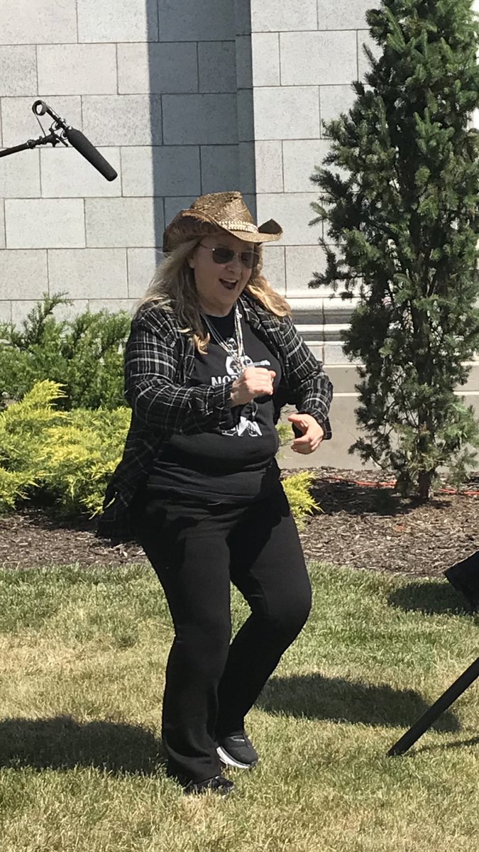 RT @Hipchic867: Just me and a bunch of other people hanging with Melissa Etheridge @metheridge this morning! https://t.co/T7ZafkHRCN