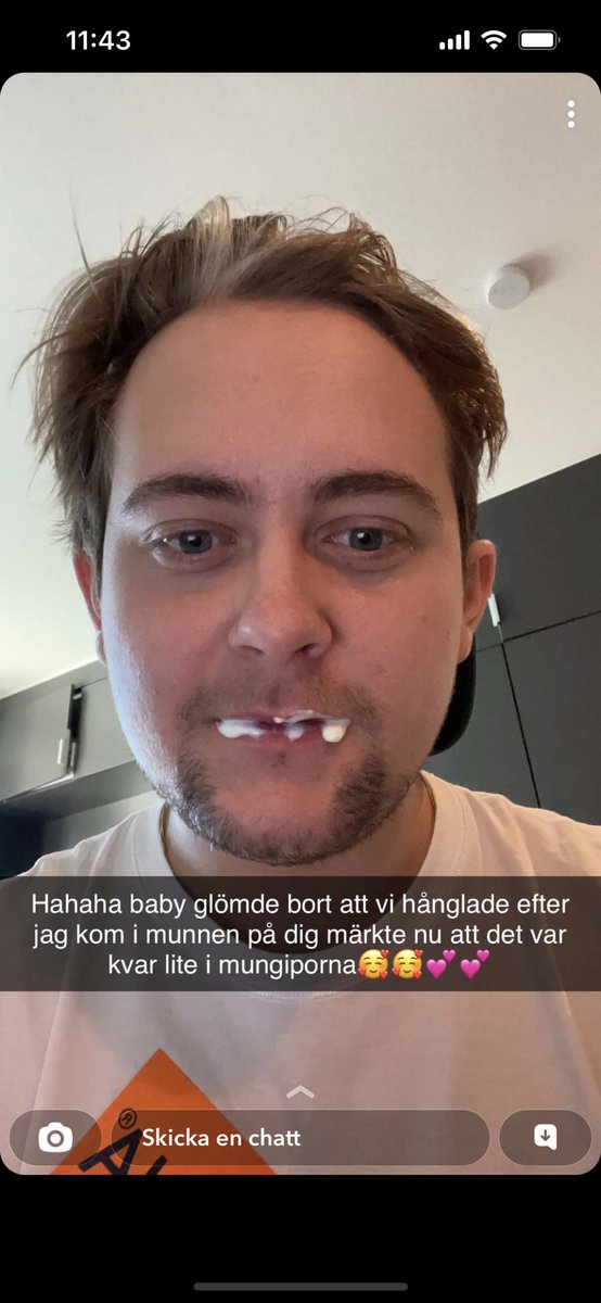 Isak2kGoat's tweet photo. Tjena twitter! Hade en sån jävla sjuk lördagsmorgon idag, vaknade upp till att jag fick denna bilden av polaren som han råkade skicka fel! Han måste haft en fartfylld fredagsnatt… är lite nivå på mina polare! Hatar afghaner https://t.co/wWcimGoxsb