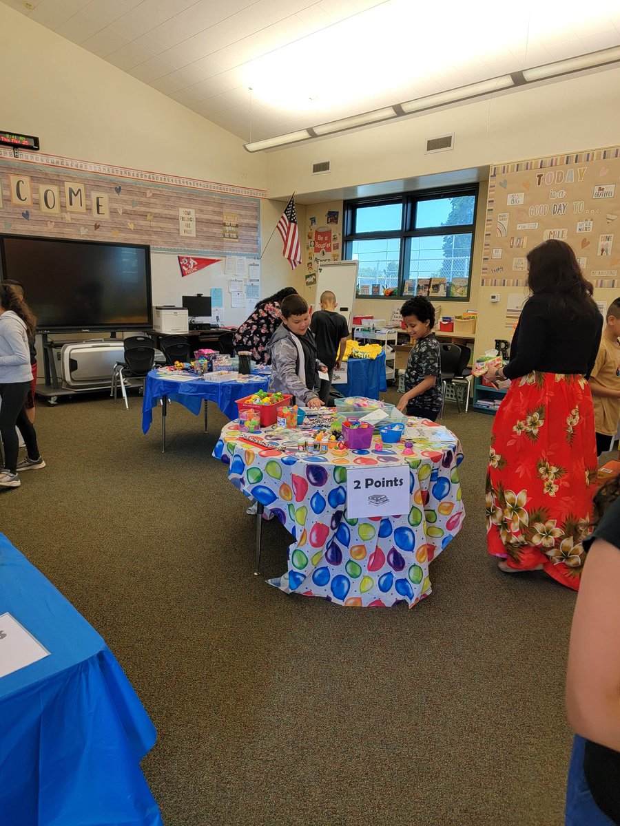 mrsduran04's tweet photo. @VandaliaVikings had our last AR Store for the school year!! I'm so proud of all the reading our Vikings put in this year 👏 https://t.co/I9S1FbBvTl