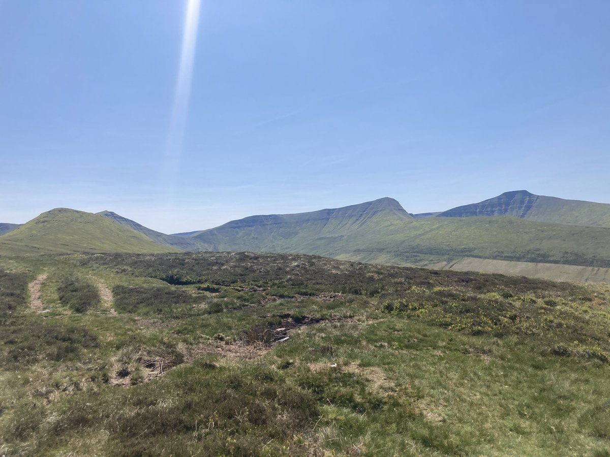 🥈 Bl. 10 🥈 Braf cwrdd â chwpl o grwpiau ar y llwybr. Pawb yn mynd yn dda chwarae teg. 🏃🏼‍♀️🏃‍♂️🏃🏾 Took a little hike to meet a couple of the groups. All groups doing great. Some fantastic scenery for them too! ⛰️⛺️☀️ @UrddAwyrAgored