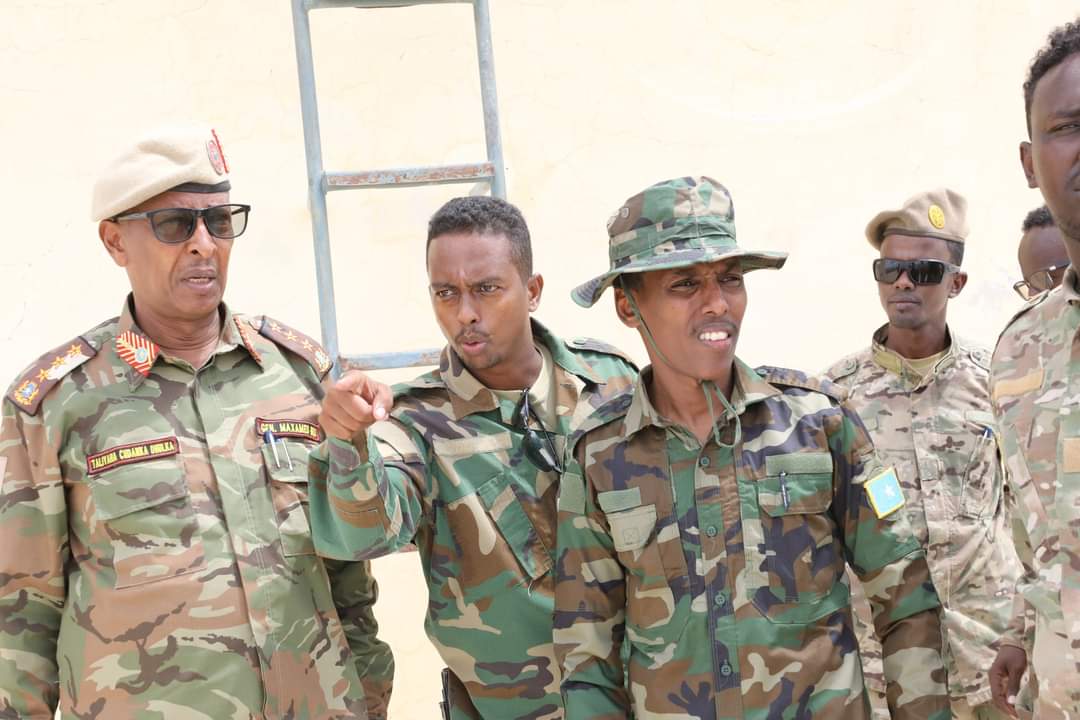 RadioSna's tweet photo. @SNAForce Chief, Gen.Odawa Yusuf, accompanied by #SNAโs infantry commander, @TahlilBihi and the head of #US special forces in Somalia Col John Bishop visited #Galcad and #Adanyabal districts, where they received briefings from @SNAForce officials on the ground.
#Somalia
#SNA https://t.co/EfiDHvX3DL