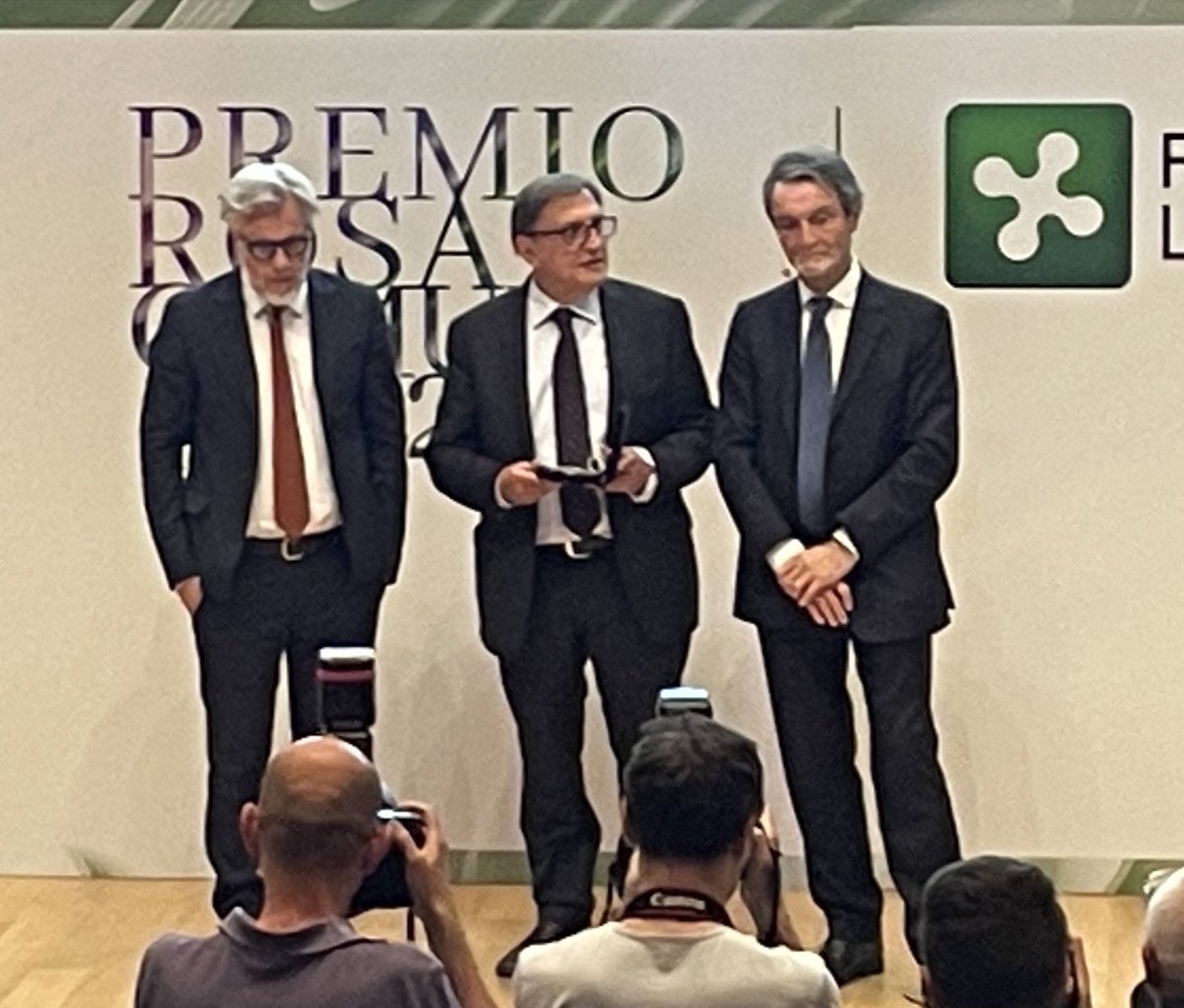 gpcerri's tweet photo. #RosaCamuna molto sociale quest’anno: @RegLombardia ha premiato @SoleterreOnlus (Damiano Rizzi), @AmiciDiCometa (Erasmo Figini), #Ledha, #EosCasadiLeo https://t.co/6T8QYFRAsj