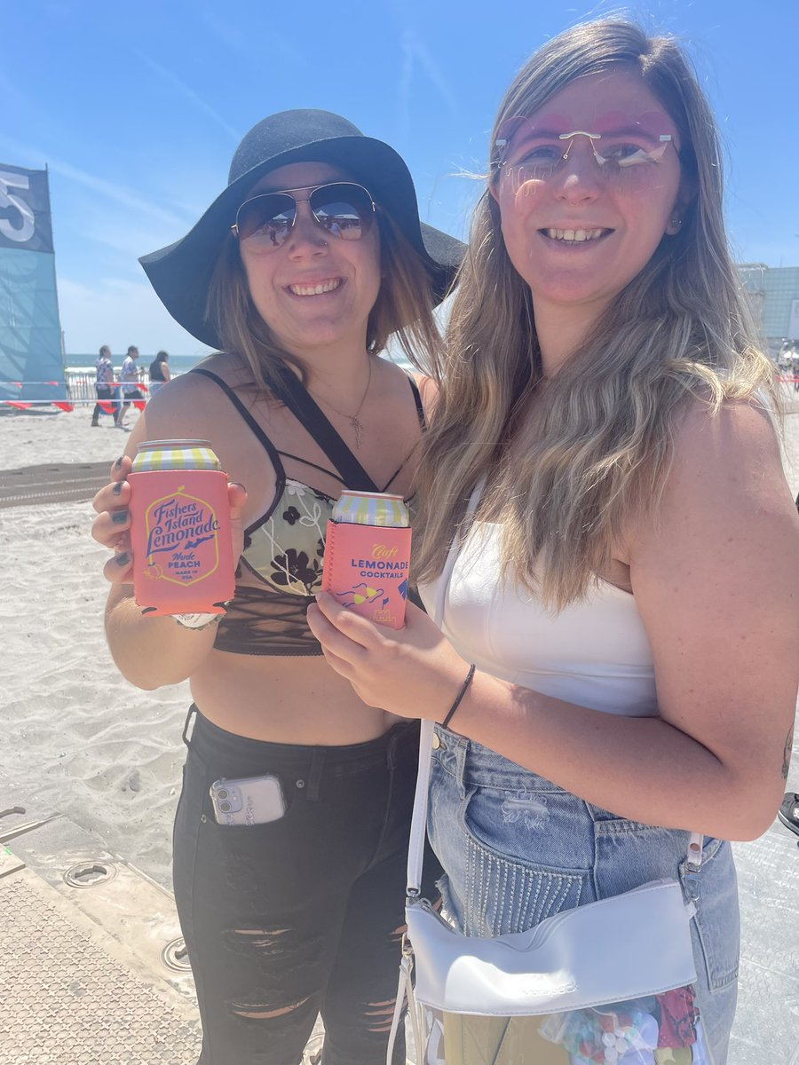 ohaitheregigi's tweet photo. thanks for the coozies @FILemonade https://t.co/bRWdnrw1Be
