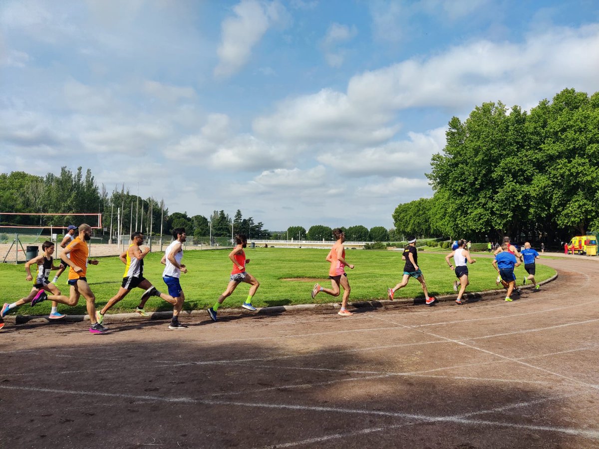 Qué gran mañana de atletismo, del bueno. No había tenido ocasión de competir en la pista de ceniza y lo he disfrutado de lo lindo. ¡Gracias, <a href="/QuadraRuta/">Recordando a Miguel</a>, por la organización de este evento!