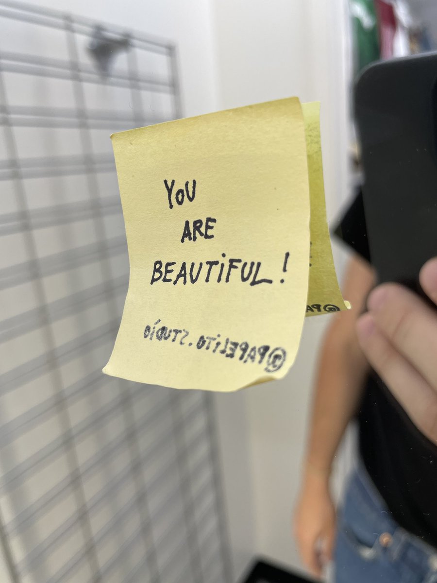 papelito_studio's tweet photo. Another one in New York! Never know who may need to read it today! #art #artwork #artist #urbanart #streetart #papelitostudio #papelito #papeliti #calligraphy #lettering #postit #littlepaper #inspiration #kindness #lfg #veeminders #veefriends #urbanlandscape #message https://t.co/rNnrCE9cQZ
