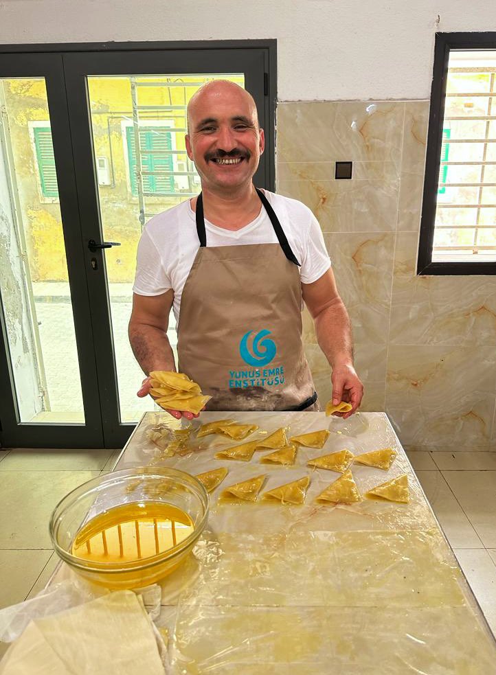 Nous sommes à Saint Louis. Le chef turc Mahmut Kara est entrain de préparer les spécialités de la ville de Hatay pour la clôture de la Semaine de la Cuisine Turque 🤓 

Merci <a href="/_AmadouDiaw/">Amadou Diaw</a> #MuPho #SaintLouis pour l’hospitalité! 

#teranga #Semainedelacuisineturque #zerodechet