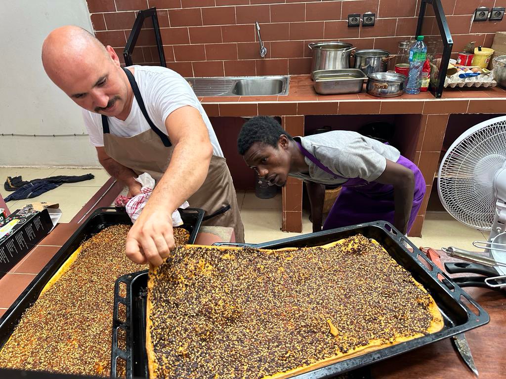 NurSagman's tweet photo. Nous sommes à Saint Louis. Le chef turc Mahmut Kara est entrain de préparer les spécialités de la ville de Hatay pour la clôture de la Semaine de la Cuisine Turque 🤓
Merci @_AmadouDiaw #MuPho #SaintLouis pour l’hospitalité!
#teranga #Semainedelacuisineturque #zerodechet #cuisineturque
@TC_Dakar_BE