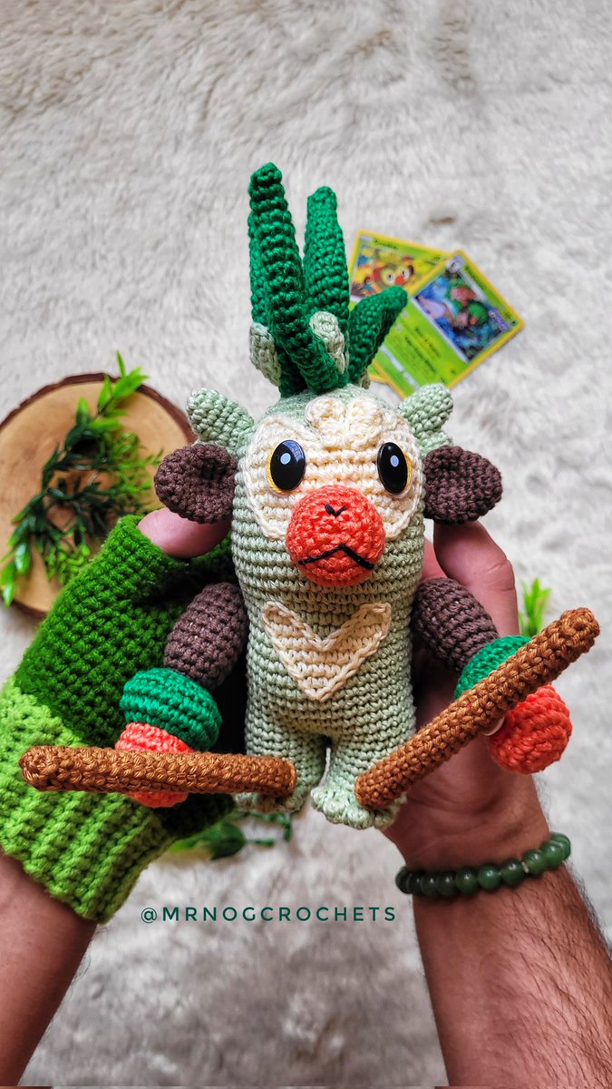 _luisfgn's tweet image. Eu fico a cada dia mais orgulhoso do meu trabalho e dos amigurumi que eu crio as receitas!

Este é o #Thwackey, #Pokemon da região de Galar, que eu fiz para uma encomenda. Mas, pretendo lançar o padrão a venda em breve, Amigurumers! 

Mostrei ele em vídeo na rede vizinha 🥰