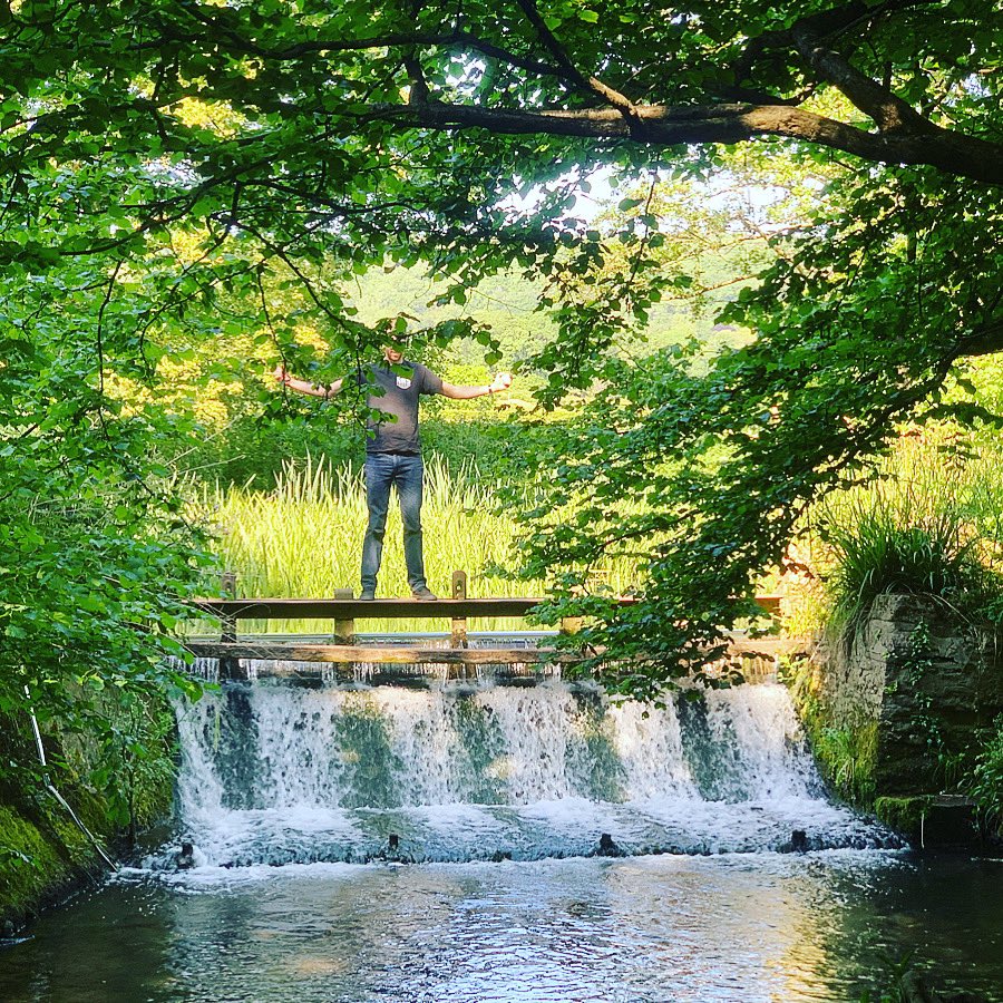 PeterWBrown's tweet image. Too tall again! #tallpeopleproblems 🤣