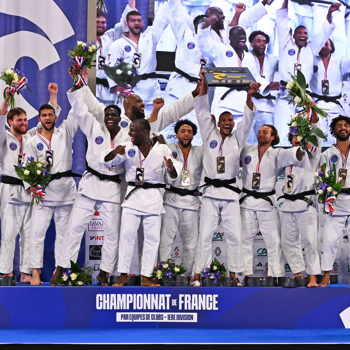 La joie du groupe masculin du <a href="/PSG_Judo/">PSG Judo</a> au moment de soulever pour la deuxième année de rang le trophé des champions de France 🤩🤩🤩 🔴🔵 #AllezParis #icicestparis <a href="/PSG_inside/">Paris Saint-Germain</a>
