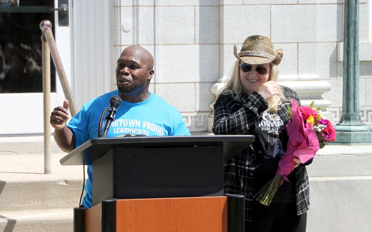 RT @LVTimesNews: Melissa Etheridge was honored today at #Leavenworth City Hall. https://t.co/CyMqtpwknl https://t.co/LvfJUtJ10v