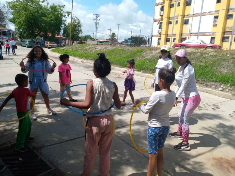 somosimderi's tweet photo. Desde la comunidad Libertadores, sector 1 los Crepúsculos, se llevó a cabo un Mega Mercado Cielo Abierto "Ser Guaro Me Encanta"

El grupo de #Recreadores de @imderiribarren, regalaron una mañana divertida con diversas actividades deportivas, recreativas y bailoterapia. https://t.co/Ah13A4laRB