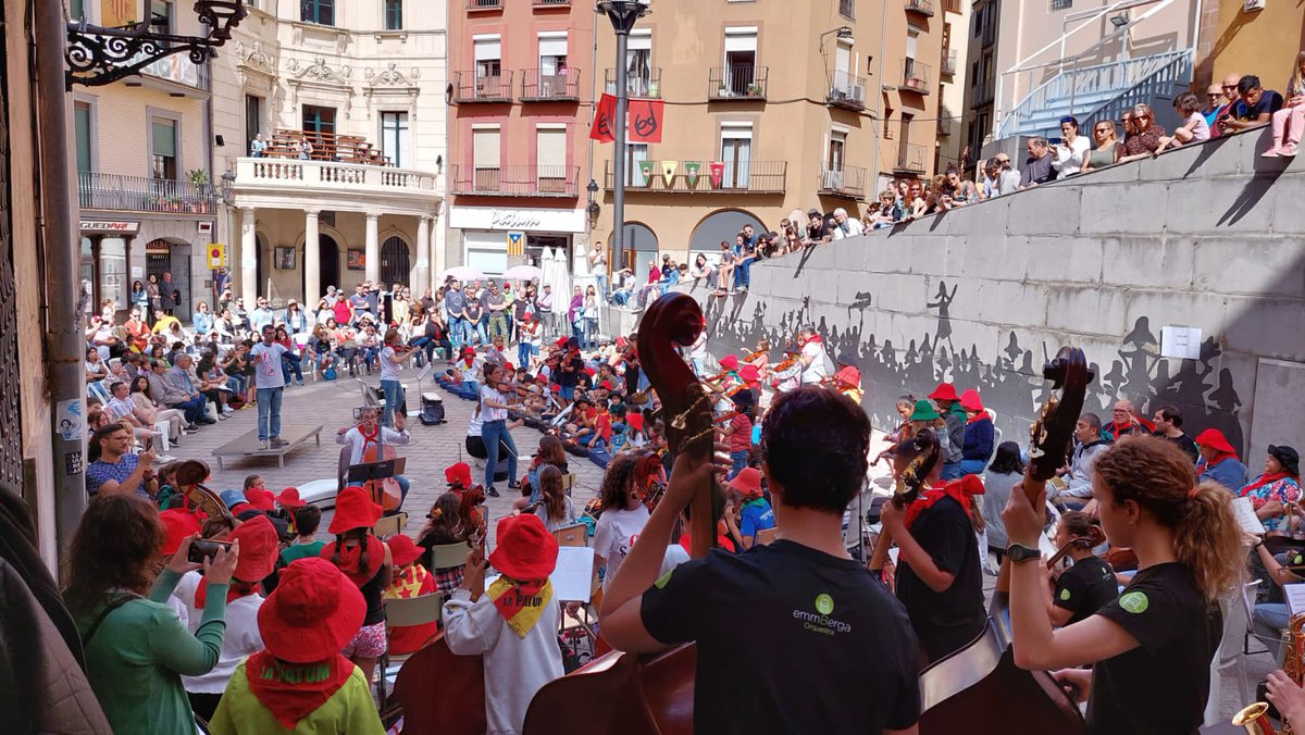 EMM de Berga (@emmberga) on Twitter photo Hi han participat les escoles <a href="/escolasantjoan/">Escola Sant Joan</a> <a href="/escolaseulalia/">Escola Santa Eulàlia</a> <a href="/escolavalldan/">Escola de La Valldan</a> <a href="/fedacxarxa/">Escola FEDAC Xarxa</a> <a href="/BergaVedruna/">Escola Vedruna Berga</a>, Sant Salvador de Cercs, Avià i usuaris del Taller Coloma de la <a href="/fundaciolallar/">Fundació La Llar</a>
Gràcies per ser-hi
<a href="/AjuntamentBerga/">Ajuntament de Berga</a> <a href="/Ajuntament_Avia/">Ajuntament d'Avià</a> <a href="/ajcercs/">Ajuntament de Cercs</a> <a href="/lapatum/">La Patum</a>
📸 Maite Flores Hi han participat les escoles <a href="/escolasantjoan/">Escola Sant Joan</a> <a href="/escolaseulalia/">Escola Santa Eulàlia</a> <a href="/escolavalldan/">Escola de La Valldan</a> <a href="/fedacxarxa/">Escola FEDAC Xarxa</a> <a href="/BergaVedruna/">Escola Vedruna Berga</a>, Sant Salvador de Cercs, Avià i usuaris del Taller Coloma de la <a href="/fundaciolallar/">Fundació La Llar</a>
Gràcies per ser-hi
<a href="/AjuntamentBerga/">Ajuntament de Berga</a> <a href="/Ajuntament_Avia/">Ajuntament d'Avià</a> <a href="/ajcercs/">Ajuntament de Cercs</a> <a href="/lapatum/">La Patum</a>
📸 Maite Flores