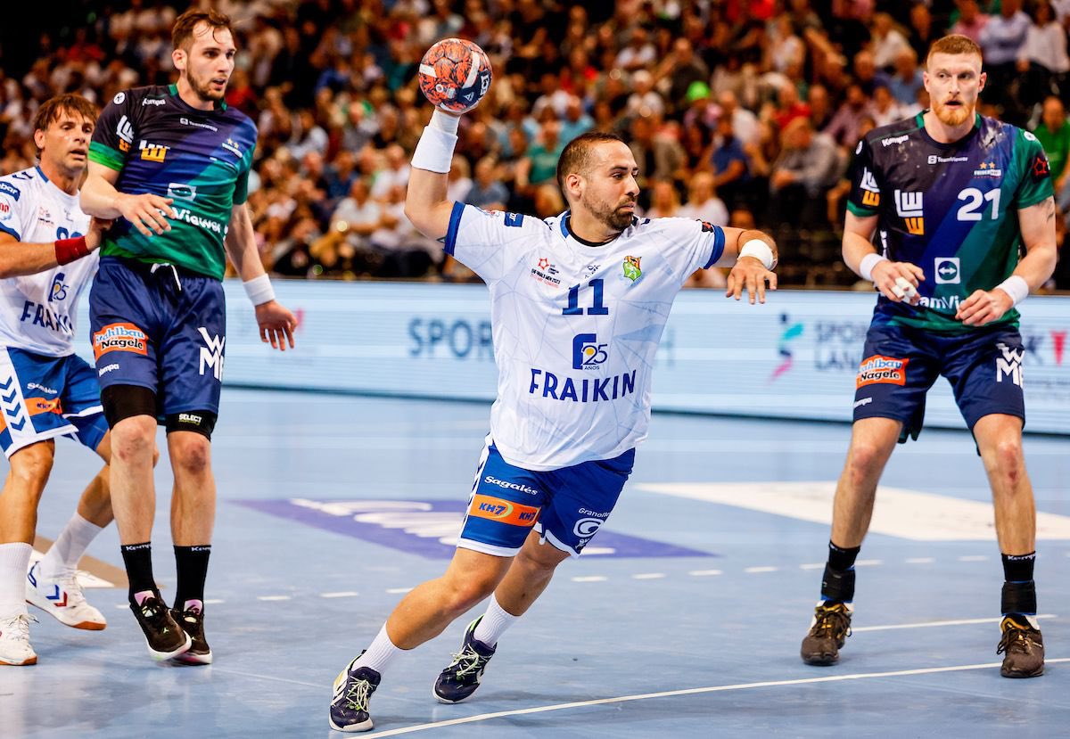 BMGranollers's tweet image. 𝑵𝑶 𝑬𝑺𝑻𝑬𝑼 𝑺𝑶𝑴𝑰𝑨𝑵𝑻, 𝑱𝑼𝑮𝑨𝑹𝑬𝑴 𝑳𝑨 𝑭𝑰𝑵𝑨𝑳 𝑫𝑬 𝑳𝑨 𝑬𝑯𝑭!!! ✨

⚔️ Fraikin BM Granollers 31-29 @FRISCHAUFGP 

ℹ️ Semifinal - @ehfel_official 
🏟️ Campushalle, Flensburg 🇩🇪 

📸 @ehfel_official 

#BMGSHOWTIME
#OrgullBMG ⚪🔵