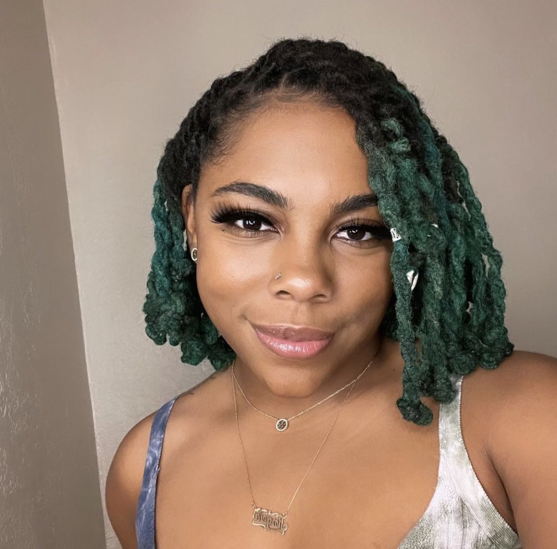 Here’s a thread of all the colors I’ve done as a soflo loctician/ colorist. Starting off with my green 🦚 I did a couple years ago to test my hand at bleaching and not burning someone locs off 
. (I test every new venture on myself before my clients)