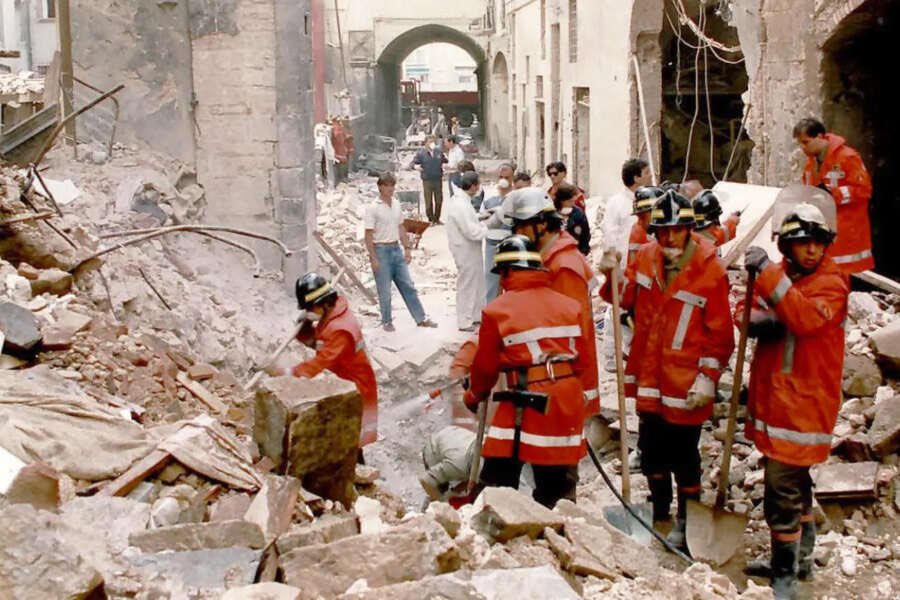 A 30 anni dalla strage di via dei #Georgofili, ricordiamo quel tragico giorno nel quale a causa dell’esplosione di un’autobomba morirono a Firenze cinque persone. Un grazie ai servitori dello Stato che lottano ogni giorno contro tutte le #mafie.