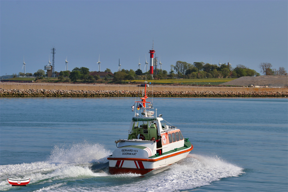 Neu 🤩 bei den #Seenotretter|n auf #Fehmarn: #Seenotrettungsboot GERHARD TEN DOORNKAAT, bisher #DGzRS-Station #Ueckermünde, heute vor dem Fährhafen ⛴️ #Puttgarden. Die ROMY FRANK liegt interimsmäßig in #Burgstaaken. Mehr zur Station: ➡️ seenotretter.de/crews-statione… 📸 @KruegerOstsee