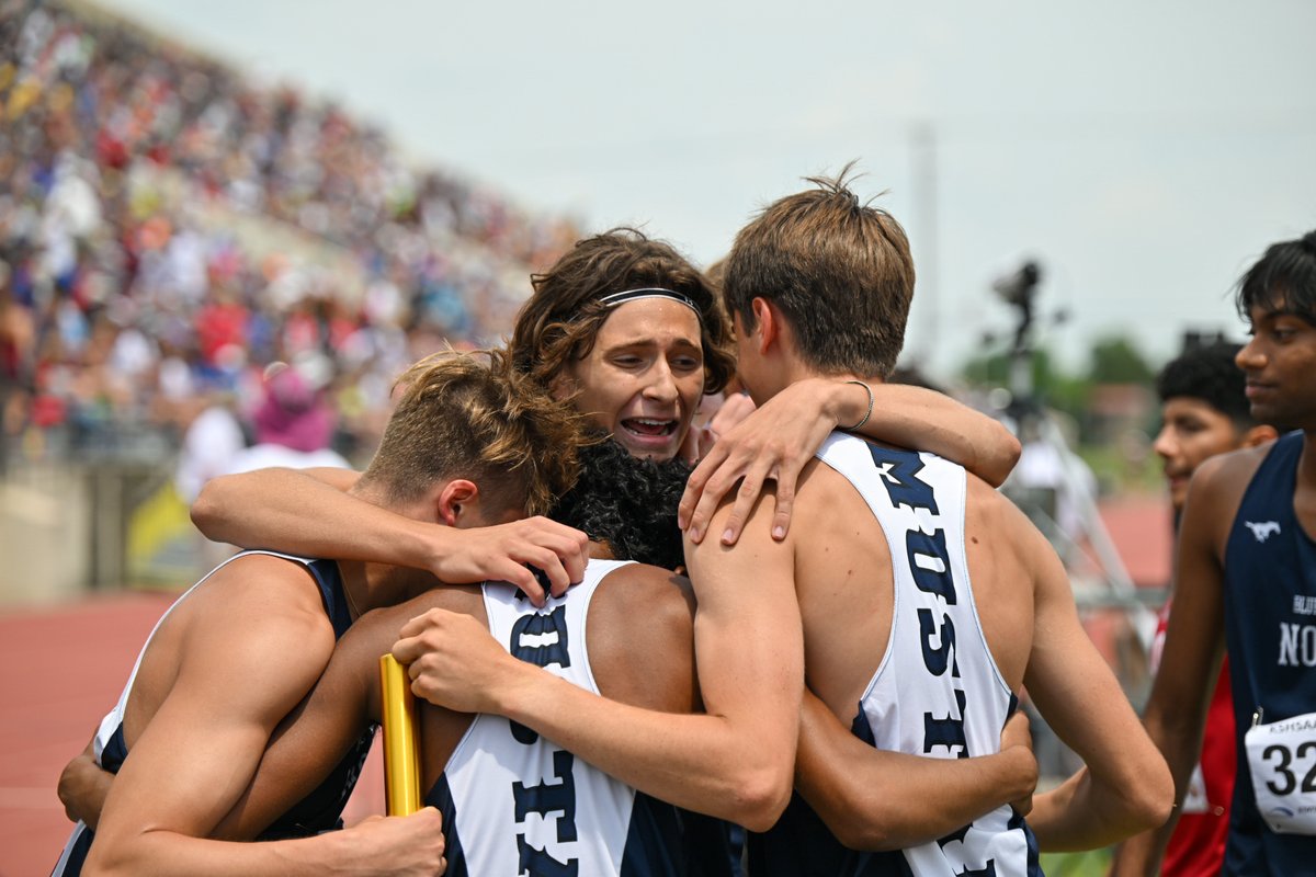 SpectrumNewsKC's tweet photo. The Blue Valley North Mustangs are your 6A State Champions in the 4x8!

7:54.47 

(All the Gregory family does is win titles!)

🔥📸 @PhotoRainey https://t.co/5D57vREnZC