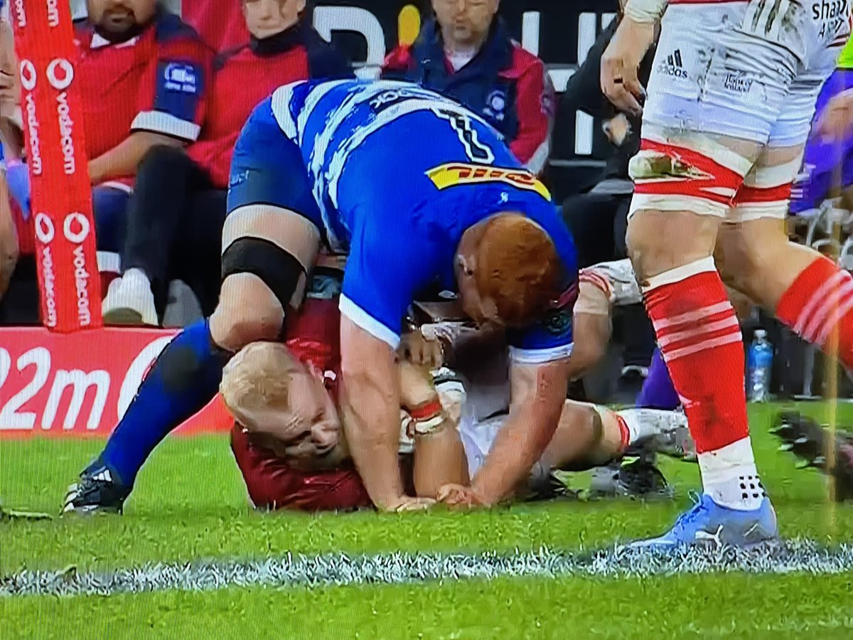 Awful decision, Stormers 1 with hands clearly on the ground, a clear penalty to Munster, like the ref gave to the Stormers in the 1st half 🤷🏻‍♂️

 #STOvMUN #SUAF