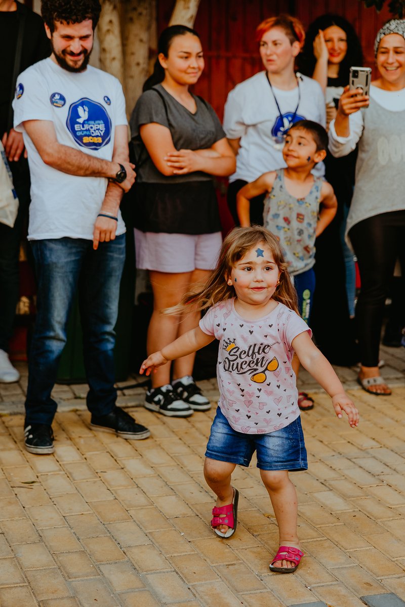 🇪🇺 #AvrupaGünü, Avrupa Komisyonu'nun desteğiyle 26 Mayıs Cuma günü Lefkoşa'daki Zahra Sokak’da düzenlenen etkinlikle kutlandı.
Birinci bölüm fotoğraflarına aşağıdaki linkten erişebilirsiniz
bit.ly/45D5kzh