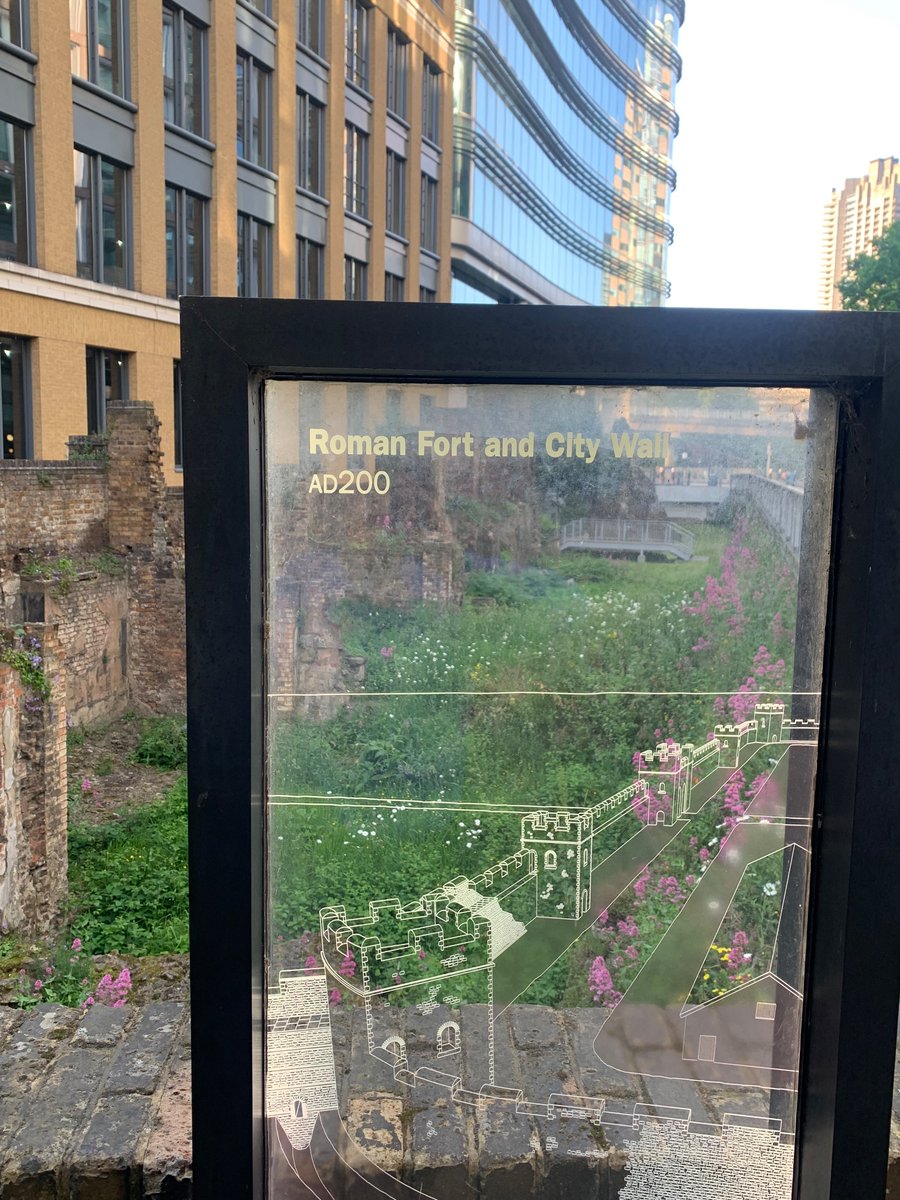 I am incredibly lucky to have a ticket to the sold out @rivalconsoles gig tonight at @barbicancentre thanks to co-promoter @byhut. So I had to leave time for a look at the Roman fort remains around the corner. Thread 1/ #RomanSiteSaturday