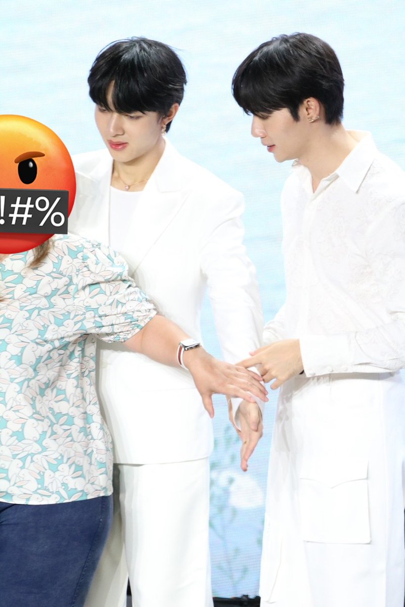 NewHoneyZee's tweet photo. ถึงเนื้อถึงตัวน้องขนาดนี้มันควรไหม สตาฟจัดงานทำไรอยู่ ตั้งแต่เขาจับมือน้องคุณควรจะวิ่งมาจัดการได้แล้ว น้องที่พยายามเว้นระยะห่างแต่คุณพี่คนนี้ก็ไม่ให้เกียรติน้องเลยนะคะ กะเอาฟินตัวเองอย่างเดียว https://t.co/uyBRioPqPQ