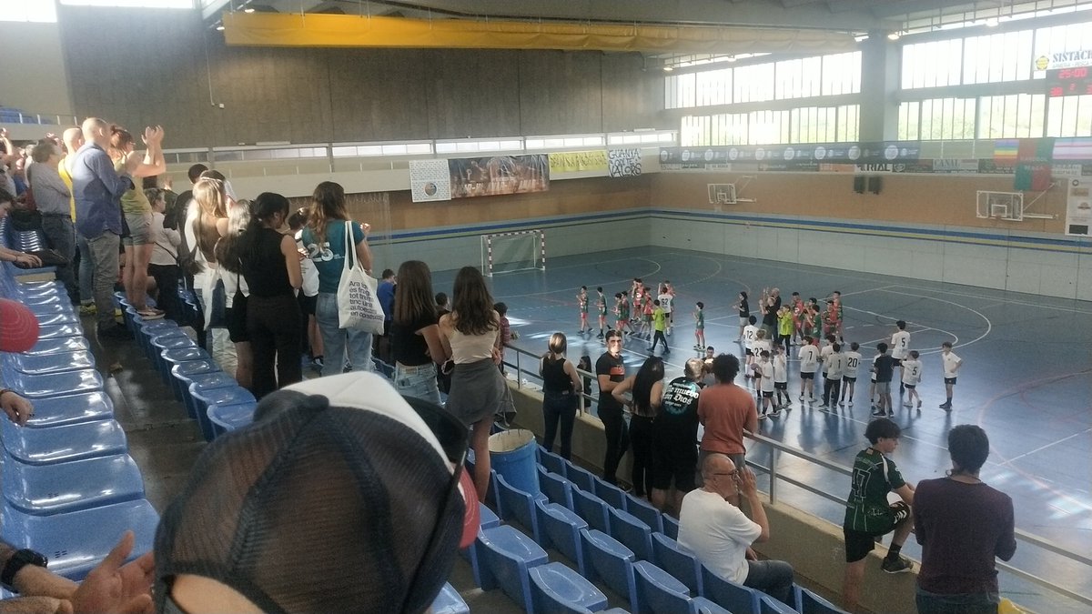 moisesrial's tweet photo. Avui des d' @omniumbergueda hem tingut l'adhesió amb l'esport treu la llengua , en compromísde #comparteixelcatala per part del primer equip del @HandbolBerga davant l'animada afició del @handbergafans , amb pancarta inclosa al pavelló de Berga https://t.co/gvWbbVKB0Q