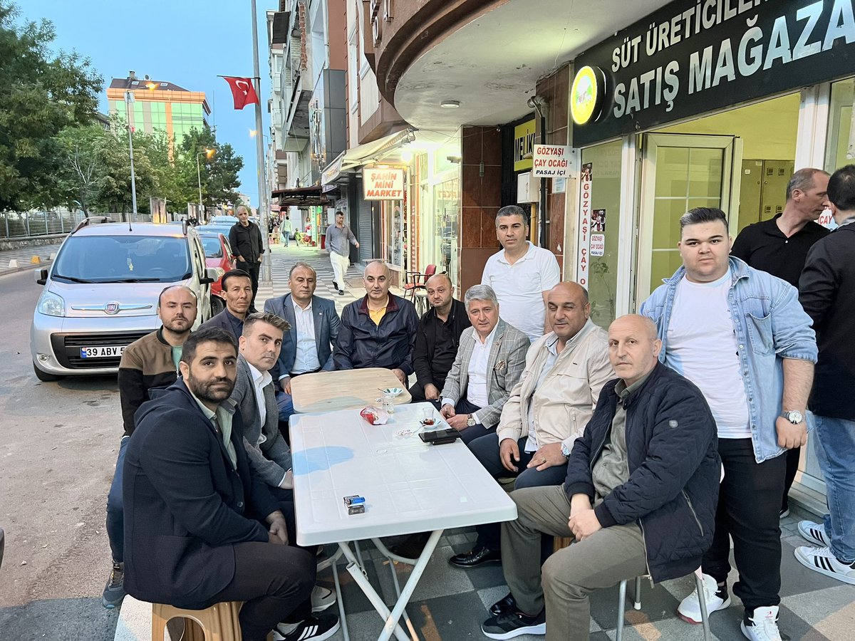 AknYILMAZ4's tweet photo. #Sarayda Dostlarla çay içip sohbet edip gündem dair istişarelerde bulunduk. https://t.co/JtGz5VByhx