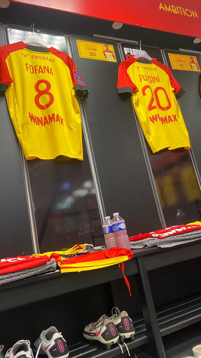 👀 Le vestiaire du @RCLens…

#RCLACA #MultiJ37