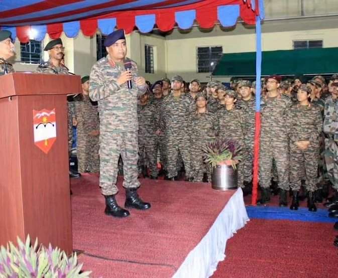 General Manoj Pande #COAS visited HQs #BrahmastraCorps & reviewed the operational preparedness for the Northern Borders.also interacted with the officers and troops & complimented them for their high standards of professionalism & devotion to duty. 

#IndianArmy
#GarhwalRifles03