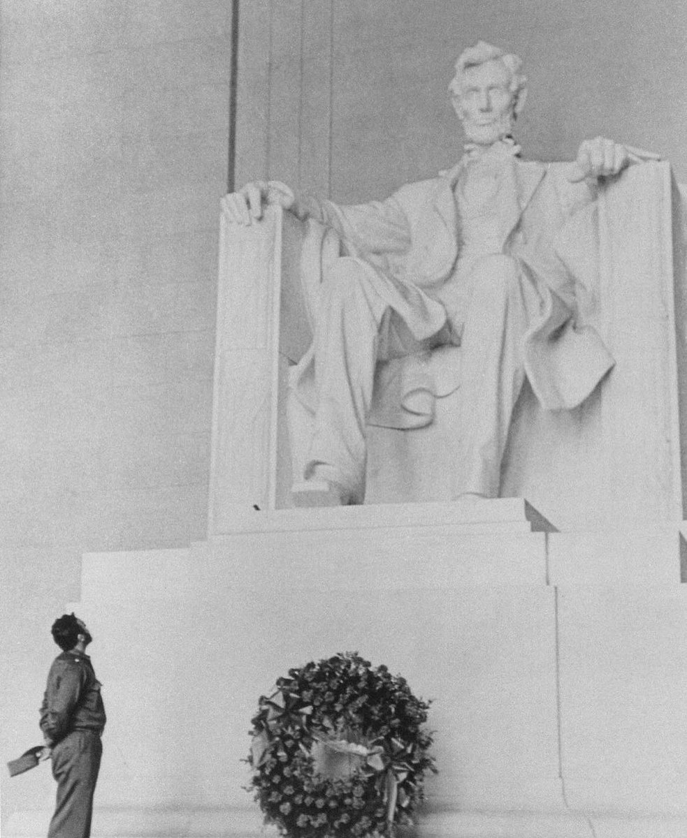 In 1959, during his visit to the United States, Fidel Castro pays his respects at the Lincoln Memorial by placing a wreath. According to The New York Times: “At the Lincoln Memorial, Dr. Castro walked up to the crowd of several hundred, shook hands, and chatted. Then he went up