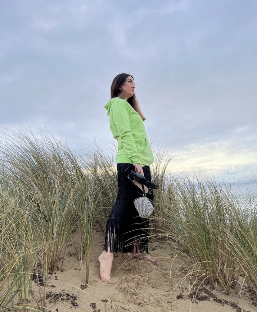 Beach vibes with a touch of Opaline Green 🌊💚 @wondersammie rocks our Techi Hoodie under the sun. 

Get yours now through the link in our bio! ☀️✨ #BeachMode #OpalineGreen #ShopTheLook #techiapparel