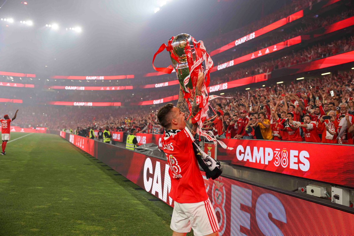 Foi aqui que pediram mais 📸 dos Campeões? 😉

#CAMP38ES • #EuAmoOBenfica
