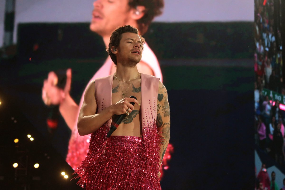 hsdtogethertour's tweet photo. Harry on stage at Murrayfield Stadium in Edinburgh, Scotland - 27 May 

📸 @yourdelikatepov https://t.co/FtQtu4W46j