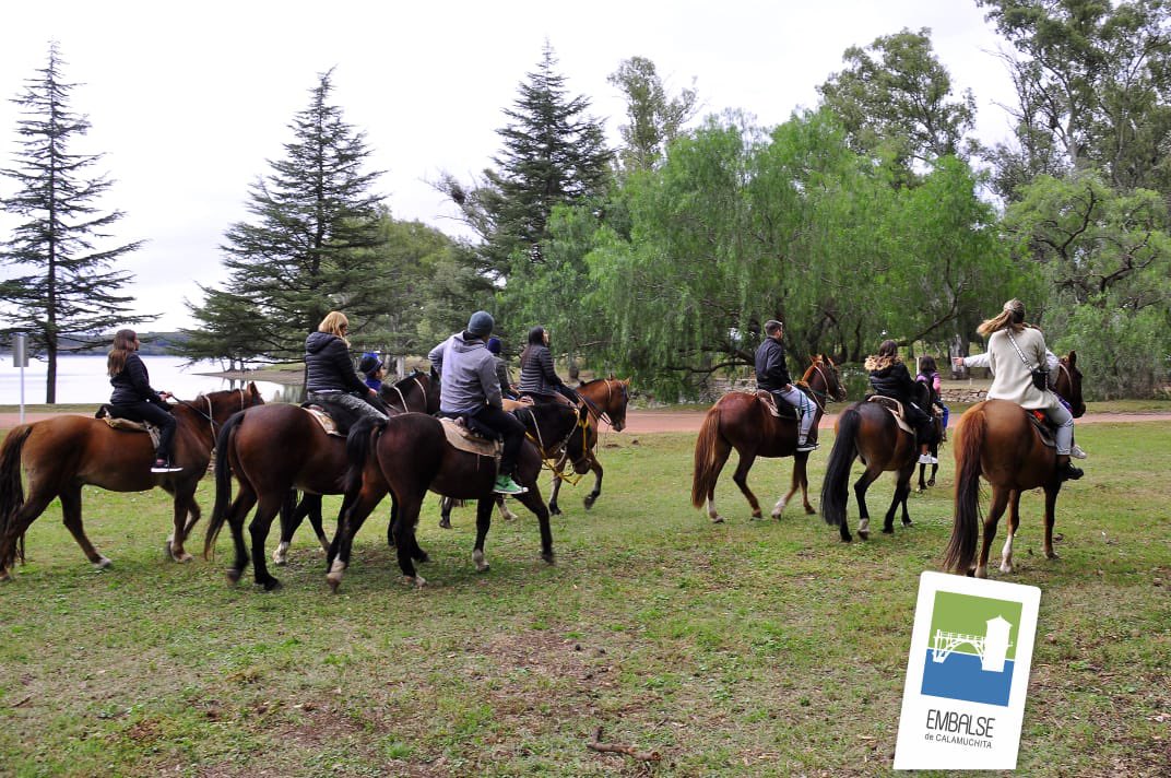 MuniEmbalse's tweet photo. 🇦🇷🇦🇷 Embalse Patrio 🇦🇷🇦🇷 

🐴 Cabalgata Patria por la costa de Playa Maldonado, el Sendero del Mirador y el #LagoMásLindo de Córdoba.

🙌 Gracias a tod@s por sumarse ✨

#EmbalseTeCuida https://t.co/FvQtKH8vtz
