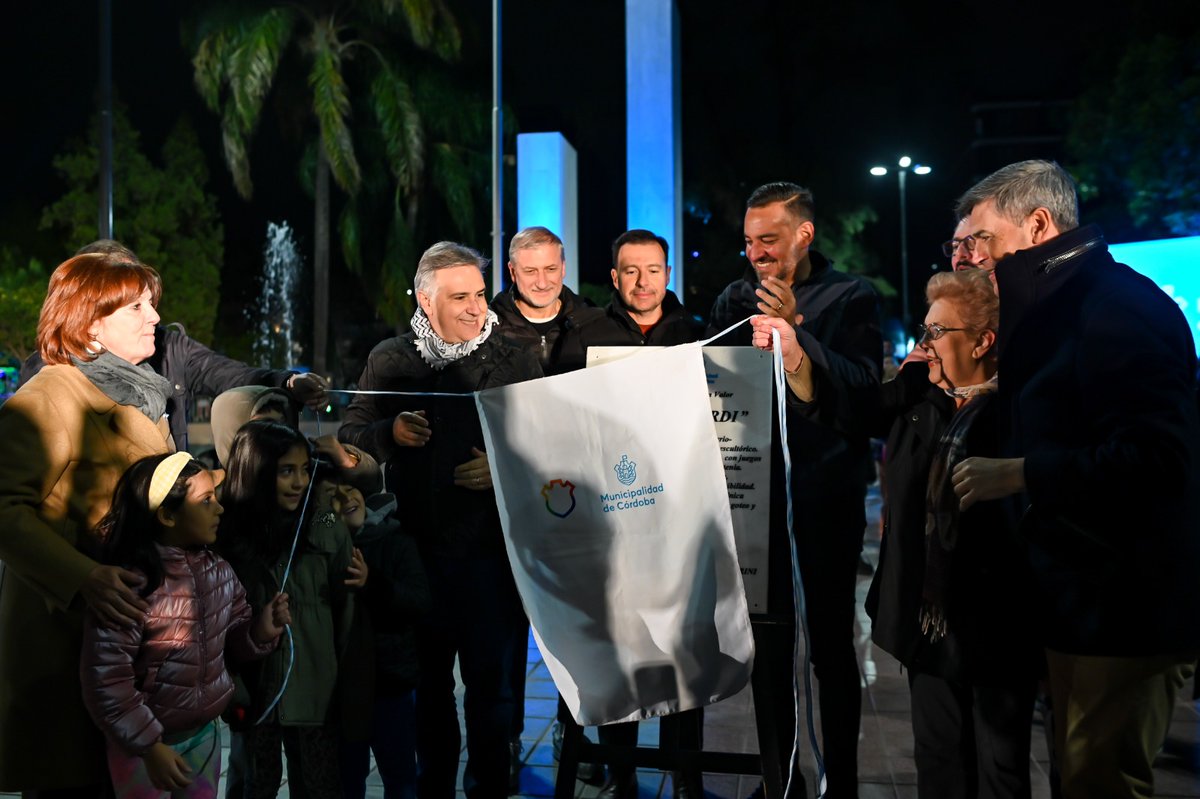MuniCba's tweet photo. #AHORA | ¡Barrio General Paz ya disfruta de plaza Alberdi totalmente renovada! 🌳🛝

👏 El intendente @martinllaryora junto al viceintendente @passeriniok y la senadora Nacional, @alevigo encabezaron la inauguración de las obras de recuperación de esta emblemática plaza. https://t.co/rA9RVlTBBK