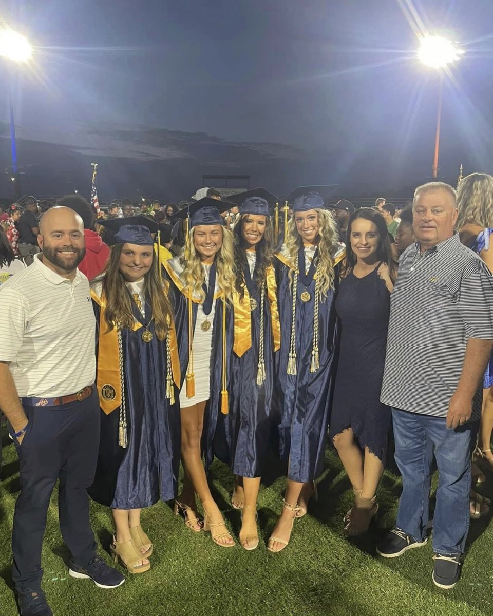 JDLadyJackets's tweet photo. So proud of these seniors and all they have accomplished! https://t.co/zg2E5saZRt