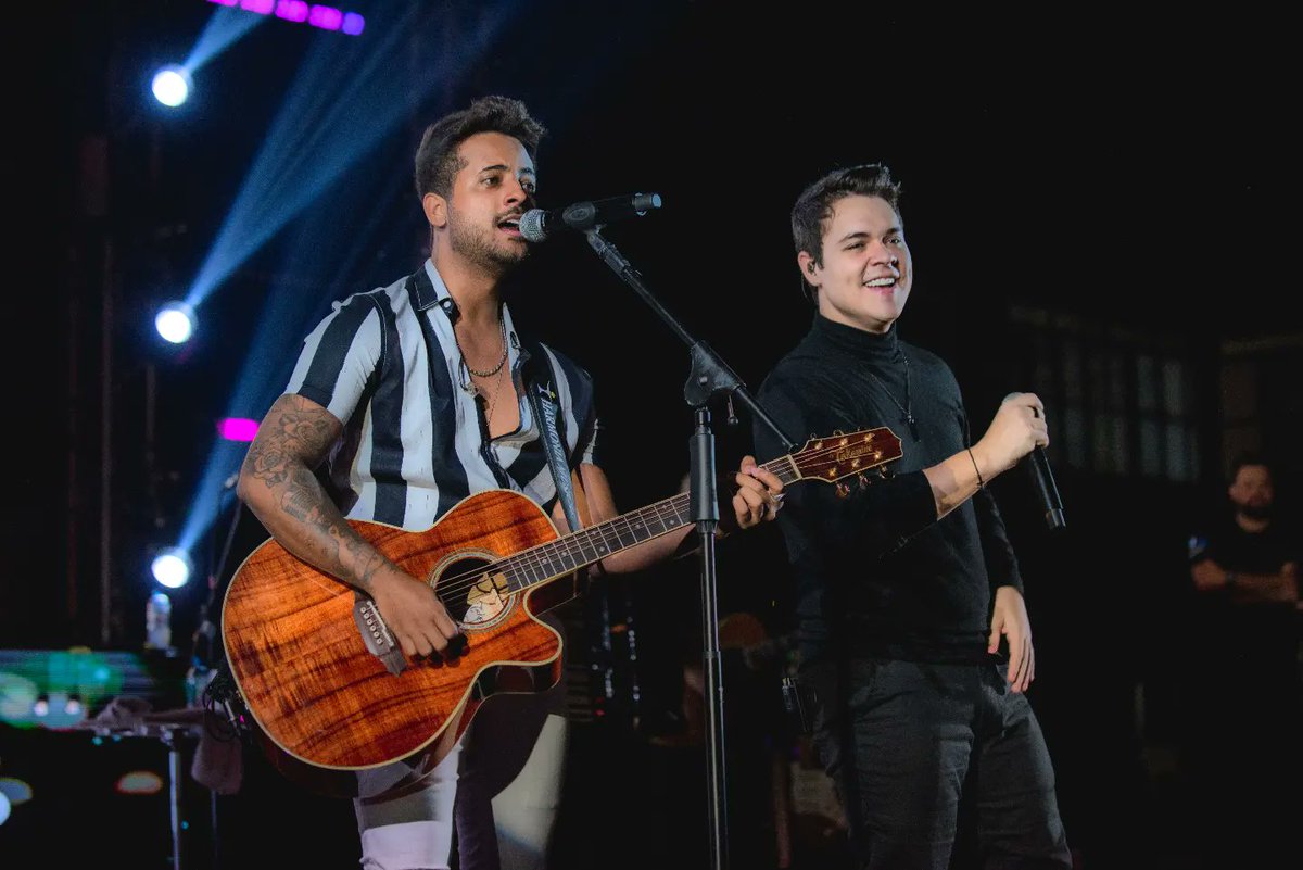 duplalerreal's tweet photo. Sem palavras pra descrever essa noite linda na @fenamilho. ❤️

Obrigadoooo PATOS DE MINAS -MG, vocês são demais!!! 🙏🏻💥

#LeandroeRomario #ToGarrado #Fenamilho https://t.co/0kNbhhmfCB