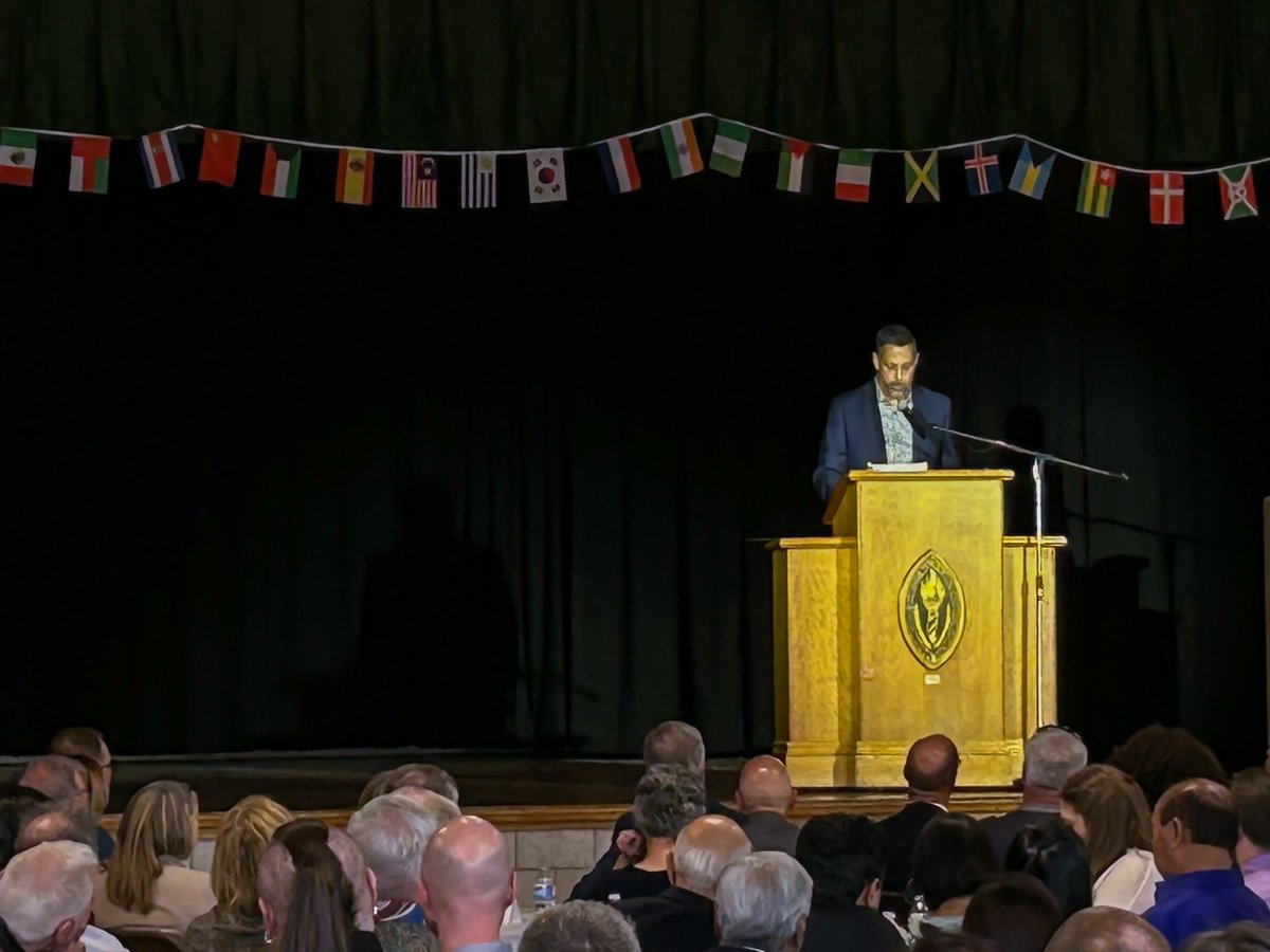 Garrett Elliott (@garrettelliott) on Twitter photo Standing ovation for Director <a href="/KrishnaABurra/">Krishna Burra</a>'s incredible speech at the 6th Annual Diversity Dinner! The <a href="/LimestoneDSB/">Limestone District School Board</a> is lucky to have a leader with such clear vision and unwavering courage. Human rights are non-negotiable and all students should see themselves in Limestone. Standing ovation for Director <a href="/KrishnaABurra/">Krishna Burra</a>'s incredible speech at the 6th Annual Diversity Dinner! The <a href="/LimestoneDSB/">Limestone District School Board</a> is lucky to have a leader with such clear vision and unwavering courage. Human rights are non-negotiable and all students should see themselves in Limestone.